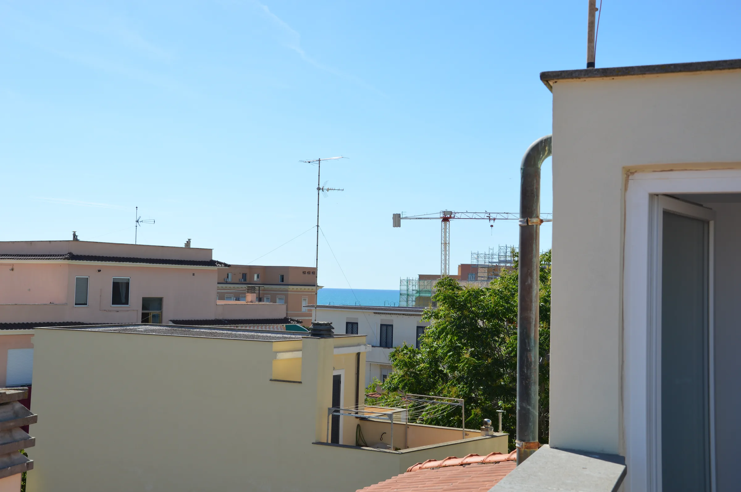 Il Rooftop Panoramico: Orizzonti Azzurri, Esclusività e Vista Mozzafiato — foto 4