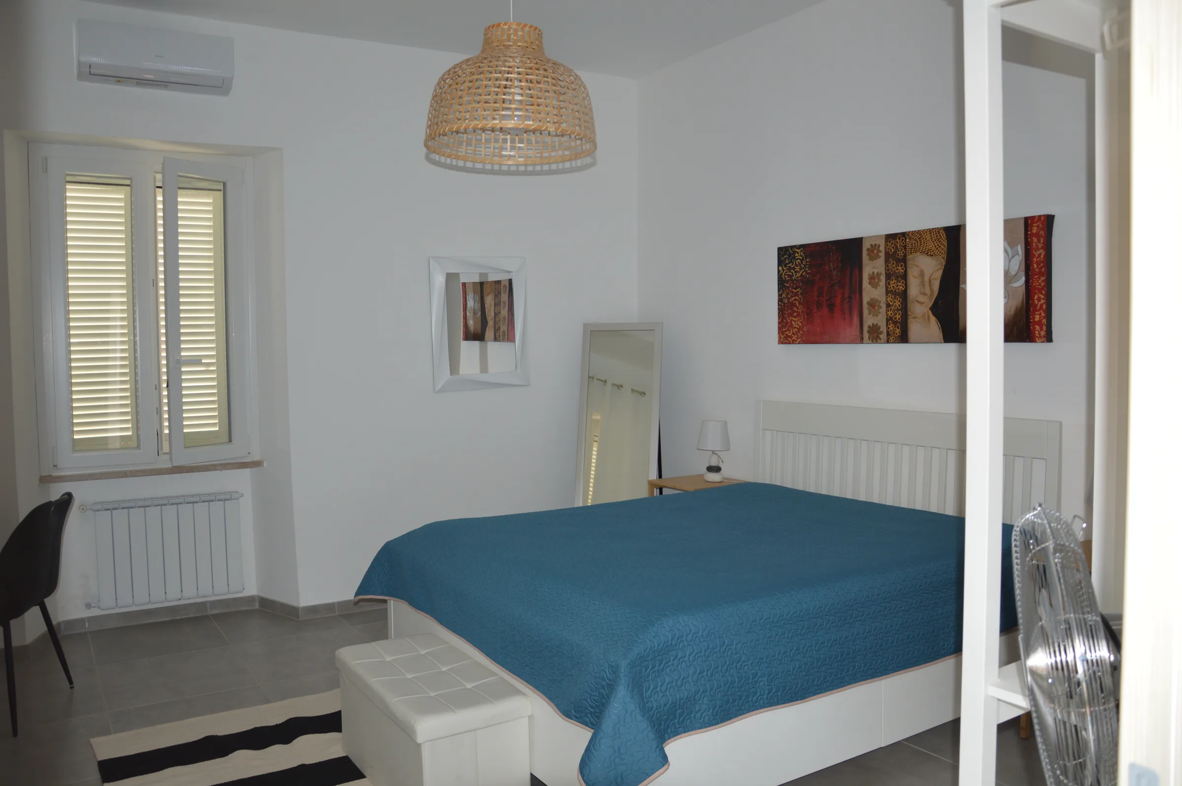 La Master Suite: Comfort Contemporaneo e Dettagli Naturali — vista principale