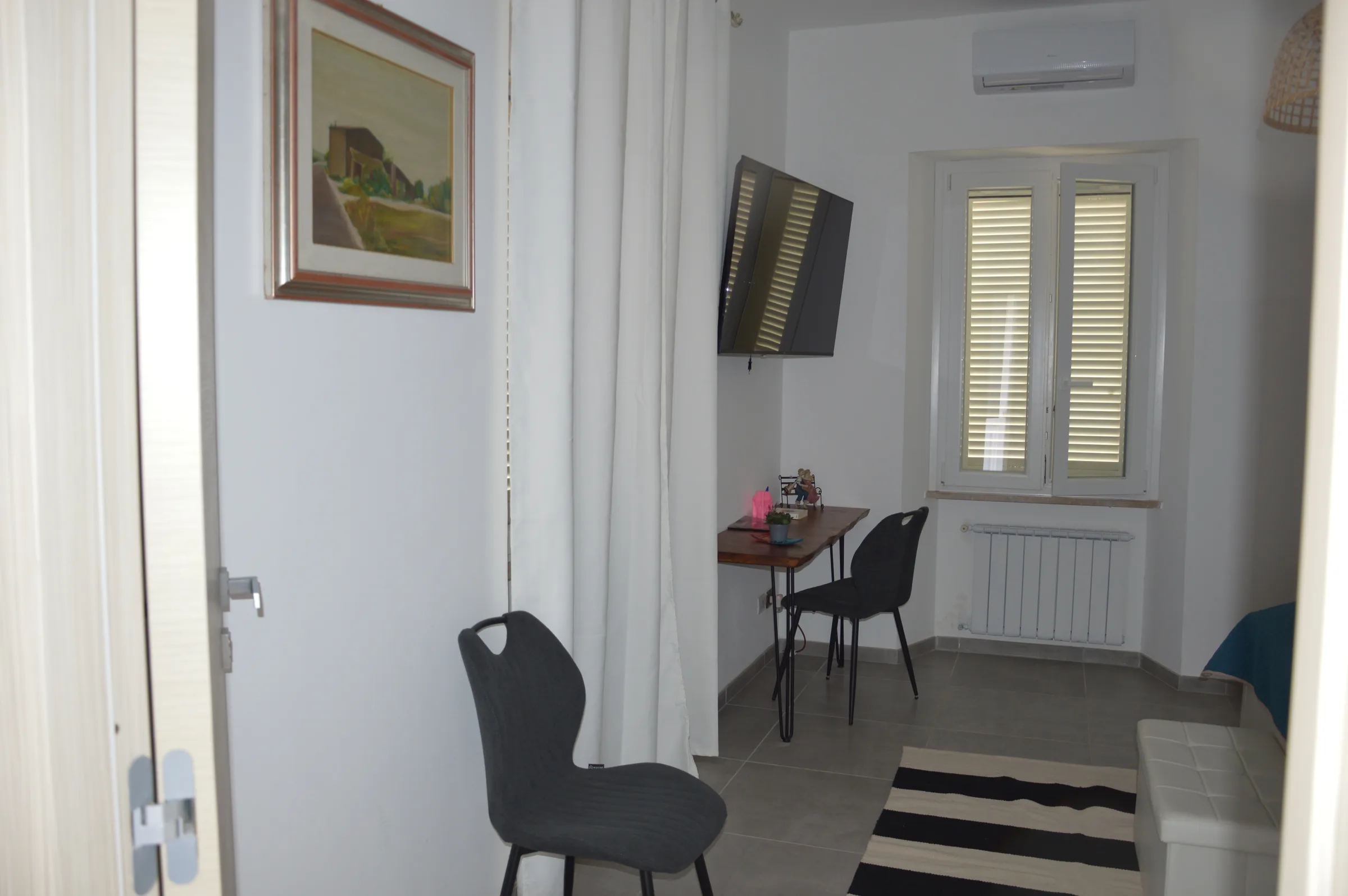 La Master Suite: Comfort Contemporaneo e Dettagli Naturali — Camera Da Letto 1 — foto 4