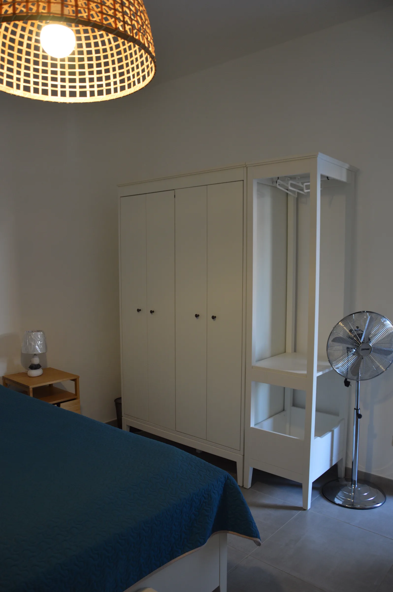 La Master Suite: Comfort Contemporaneo e Dettagli Naturali — Camera Da Letto 1 — foto 11