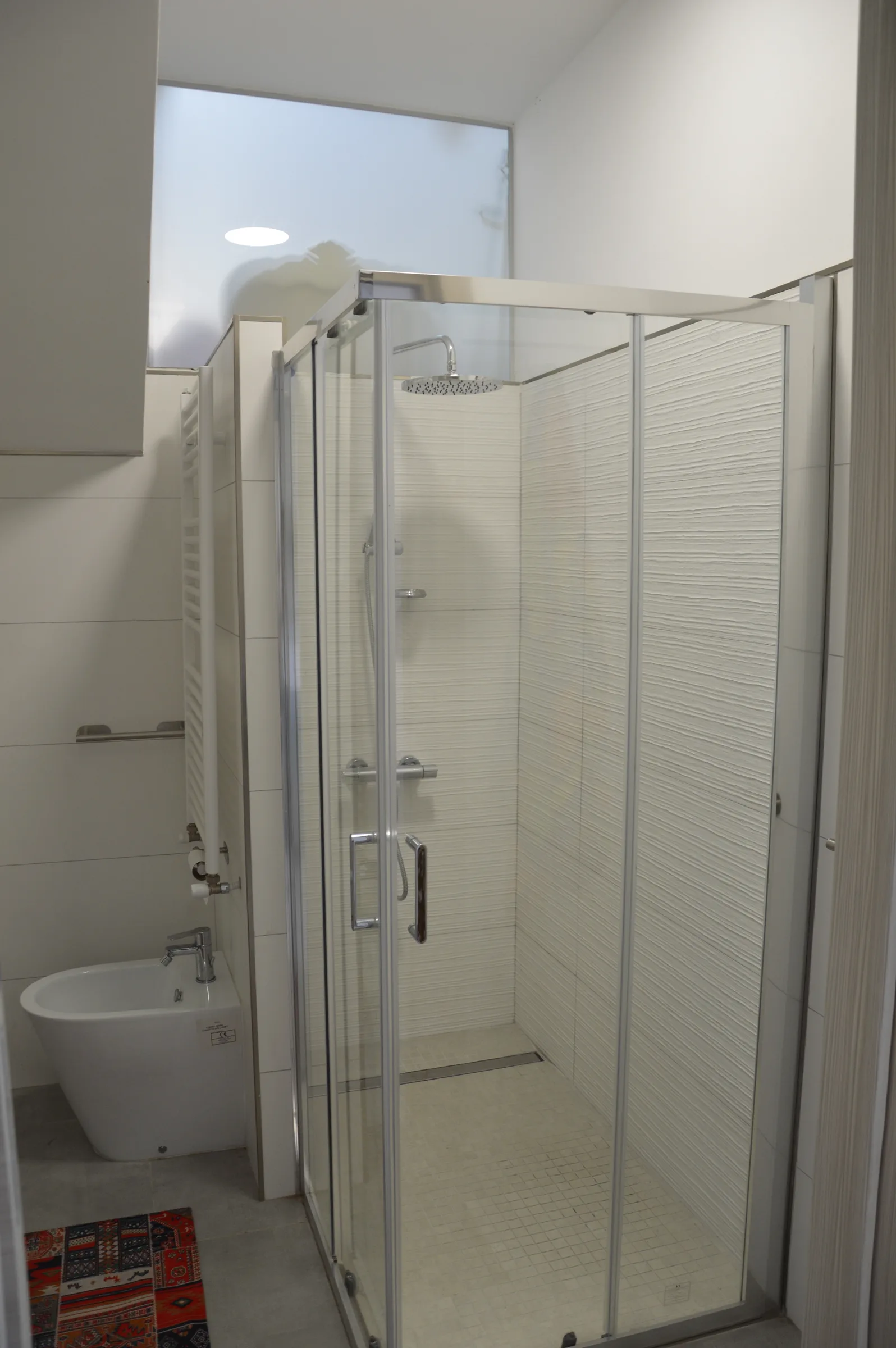 Il Bagno: Comfort Moderno e Dettagli di Pregio — vista principale